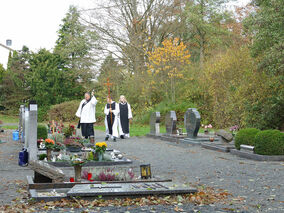 Allerseelen mit Segnung der Gräber auf dem Friedhof in Naumburg (© Karl-Franz Thiede)